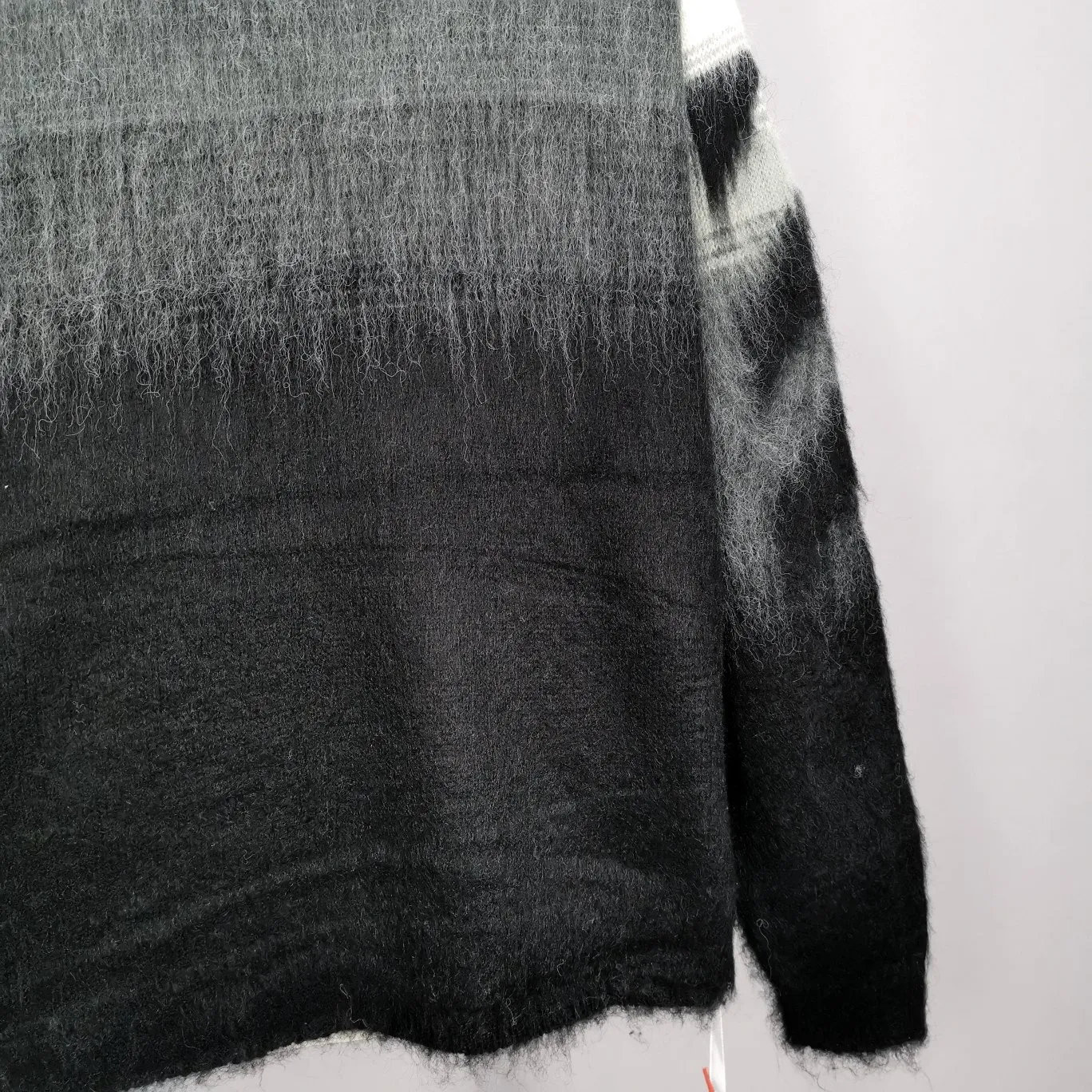 Additional details - the new top-notch proven version OFFWHITE (OW) gradient mohair striped arrow sweater hoodie gradient rendering arrow couple sweater Mohair sweater OW will be released every year 🛒 The same style and ever-changing colors, really no girl does not love it, it is super suitable for wearing under a down jacket in winter, and will not be bloated! If the lower body is missing, their favorite os version🙋🏻‍♀️ intuitively adds natural softness and fairy beauty effect, which is the best choice! The upper body is lightweight and does not weigh down the body while keeping warm. The sleeves and the gradient arrow parts on the back are repeatedly patterned until the gradient level is satisfied before large-scale products are released. The craftsmanship is extremely demanding. Each sweater is woolen at least ten times to give it a plush, thick feel and good fluffiness! ✅ Fabric composition: 50% mohair 32 spandex 18% wool, three-level anti-pilling Color: black and white gradient Sizes Mohair is lighter and softer, so be careful not to machine wash it, not machine washable! ! emphasize! !  ⚠️Hand wash with warm water and cold water P:440